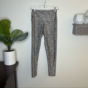 Onzie Leopard print high waisted leggings gray white size small